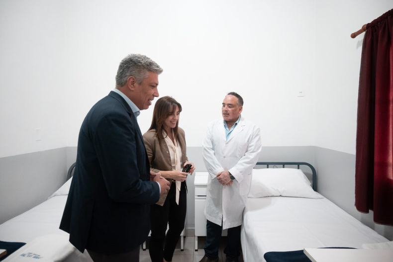 El intendente de Tupungato Gustavo Aguilera recorre las instalaciones del servicio de internación de salud mental.