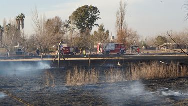 Varios bomberos y policías trabajaron para sofocar el incendio. Fotos: Yemel Fil.&nbsp;