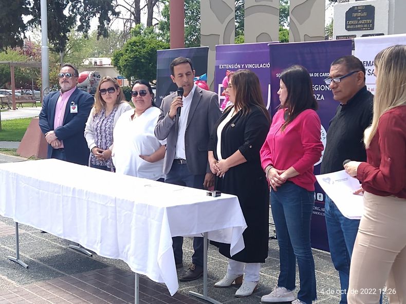 Salud del Valle de Uco realizando la firma del convenio con la Universidad Maza y el IES 9-009