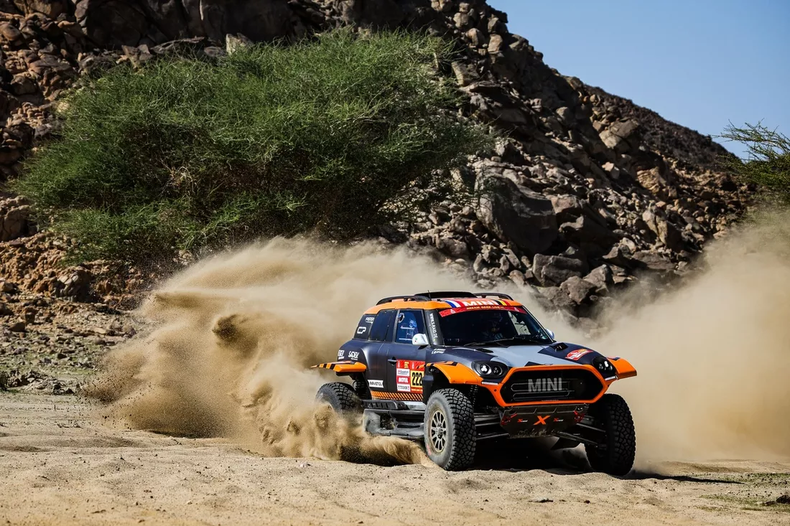 Guillaume de Mévius y Mathieu Baumel sorprendieron y lideran el Rally Dakar en la categoría Autos.