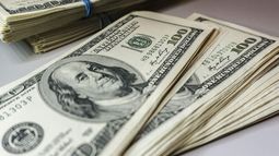 El dólar minorista cerró en $105,82 pesos y en la semana acumuló un incremento de 0,35%