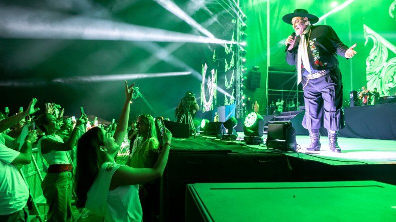 Rivadavia Canta al País: el Chaqueño Palavecino y su canto pusieron de pie a una multitud