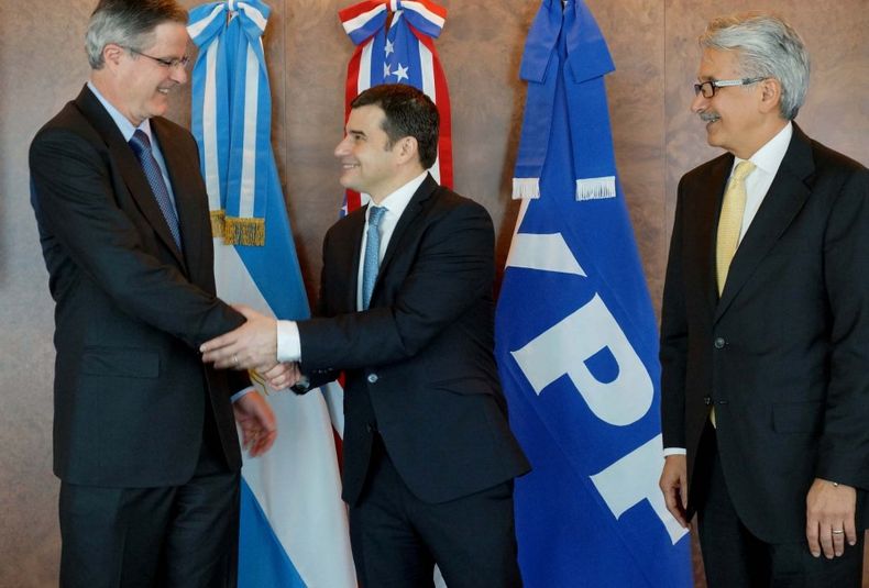 YPF firmó un contrato con la petrolera Chevron para explotar áreas de Vaca Muerta.