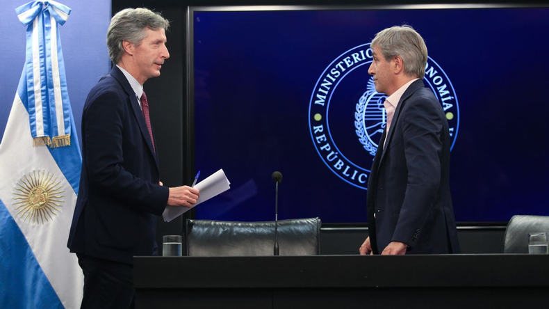 Santiago Bausili y Luis Caputo convalidaron hoy tasas exorbitantes de hasta 47%  e intervinieron fuerte el mercado de futuros para calmar el dólar.