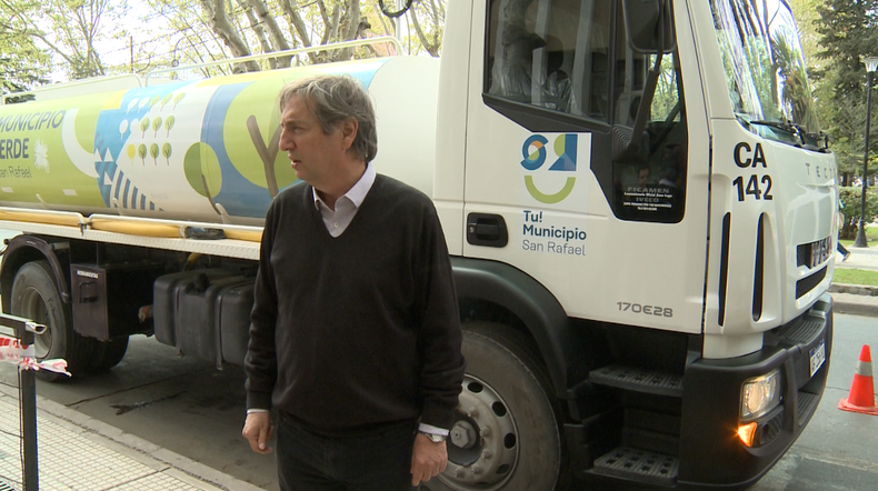 Emir Félix en la entrega de vehículos municipales