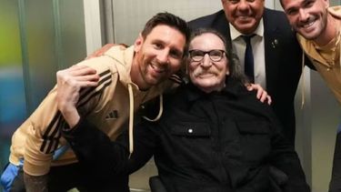 Lionel Messi y Charly García juntos: cómo fue el emotivo saludo entre ambos que se hizo viral