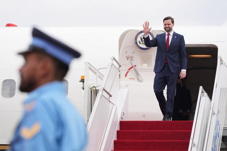 JD Vance, vicepresidente de Estados Unidos, desembarcando en Suecia para formar parte de las negociaciones con Irán y consolidar el pacto de paz.