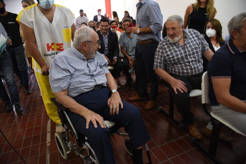 El abogado y dirigente político mendocino Daniel Ostropolsky, que padecía Esclerosis Lateral Amiotrófica (ELA), encabezó el pedido al Congreso de la Nación para la sanción de una ley de eutanasia asistida en Argentina. 
