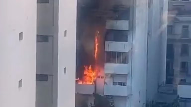 Feroz incendio y el pedido de auxilio de la gente en un edificio en Recoleta
