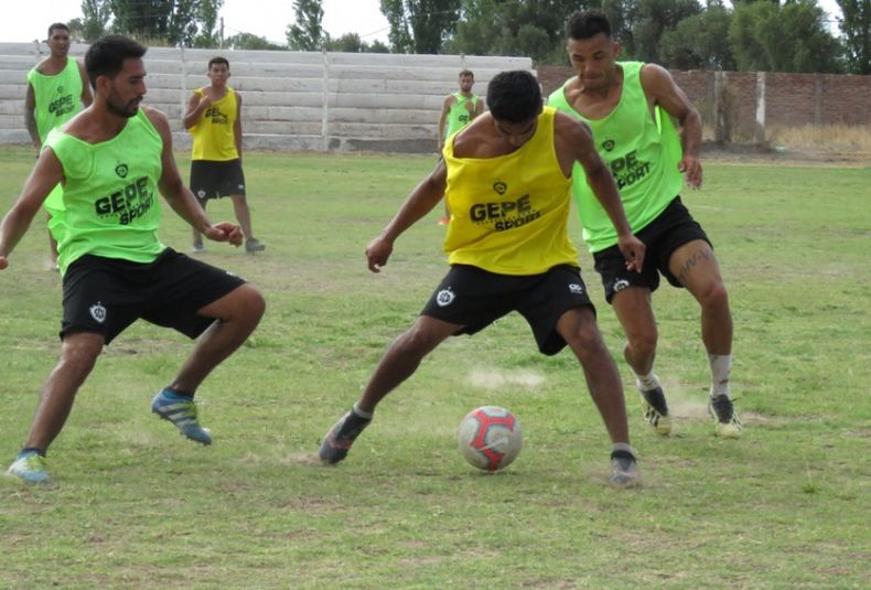 21 El campeón Quiroga recibirá a Huracán en la apertura del torneo de fútbol sanrafaelino. Miércoles 10 03 21