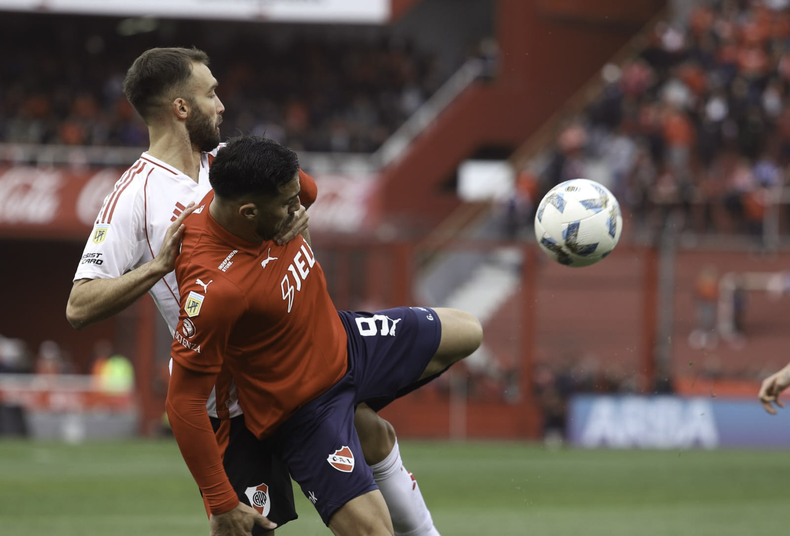 Hubo poco fútbol y mucha pierna fuerte.