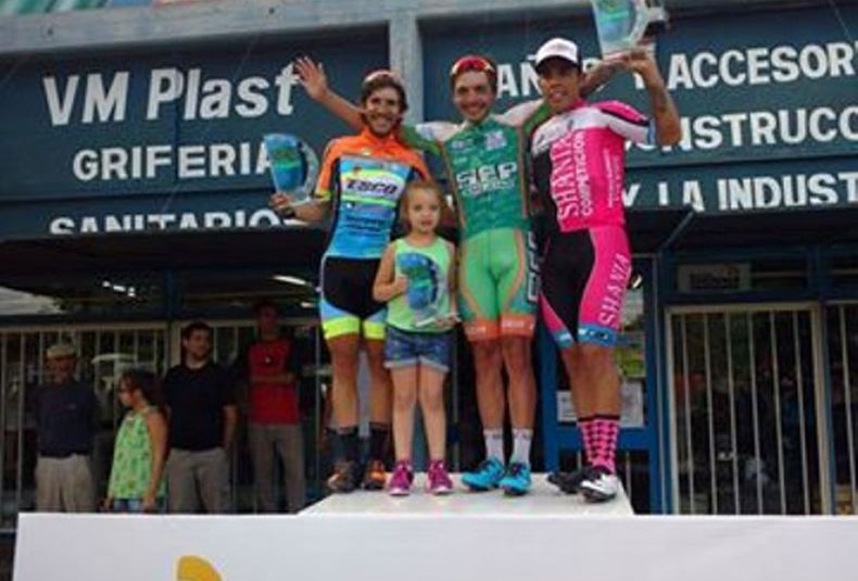 17 18va. Vuelta ciclistica a General Alvear. Podio 1era. etapa. Julián Gaday (2°), Mauricio Quiroga (ganador), Juan Molina (3°) Viernes 31 03 17
