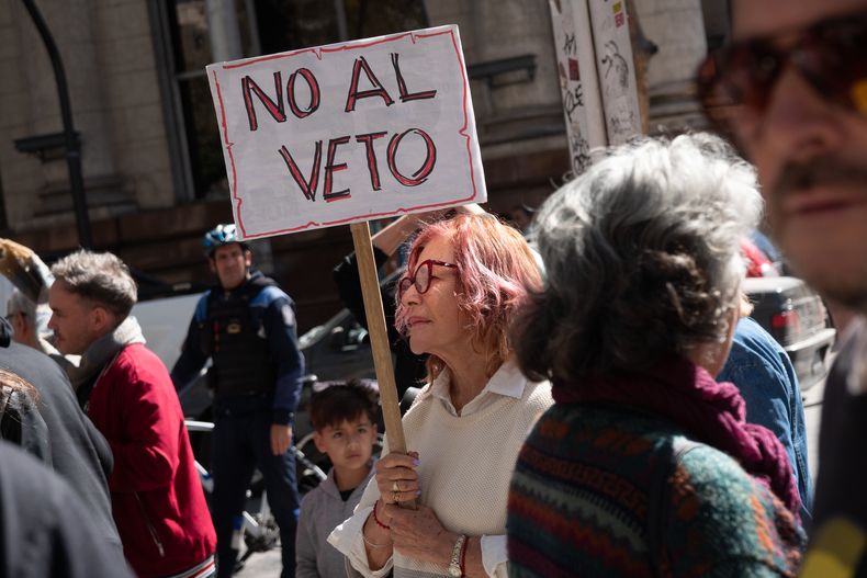En repudio al potencial veto de Milei, jubilados y personas con discapacidad se movilizaron en Mendoza