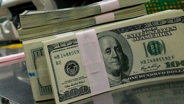 El blue llegó a $13,15 y marcó un nuevo récord en un mercado decidido a dolarizarse
