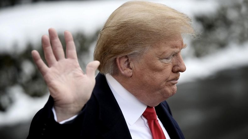 Investigan si Trump se llevó documentos clasificados.
