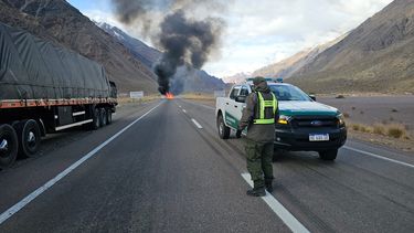 Un camión se incendió en alta montaña.
