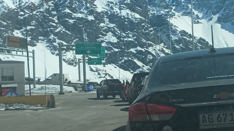 Demoras de hasta 120 minutos para cruzar a Chile