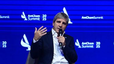 Luis Caputo desliza cambios en el régimen de bandas cambiarias ante inversores. Luis Caputo desliza cambios en el régimen de bandas cambiarias ante inversores.