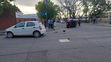 aparatoso accidente entre dos autos en alvear