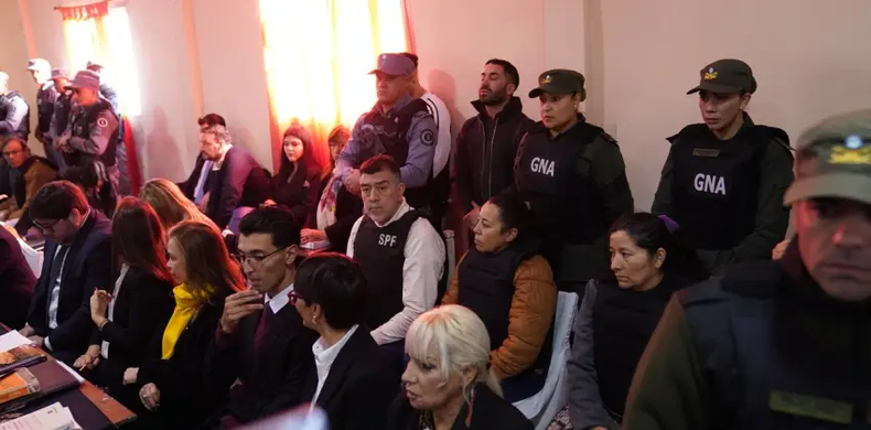 El matrimonio de imputados Carlos Pérez y María Victoria Caillava, durante el juicio oral por la desaparición de Loan Danilo Peña en Corrientes.