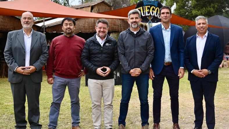 Ulpiano Suarez presente junto a los intendentes del Valle de Uco en la Vendimia Valle del Maipo.