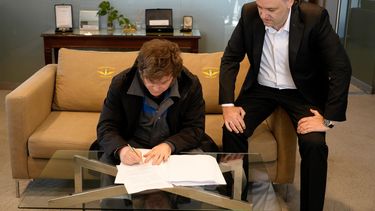 Javier Milei regresó de Noruega y firmó el proyecto de reforma laboral que enviará al Congreso. Javier Milei regresó de Noruega y firmó el proyecto de reforma laboral que enviará al Congreso.