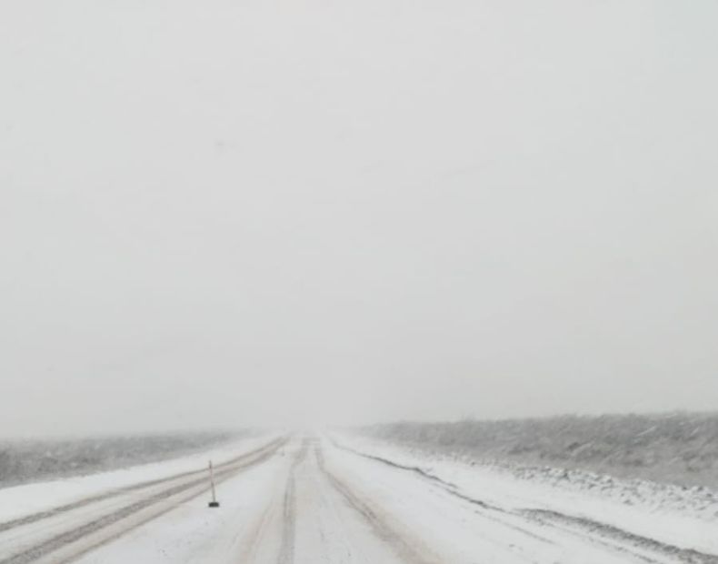 La circulaci&oacute;n por la Ruta Nacional 143 entre Pareditas y San Rafael estuvo interrumpida desde la ma&ntilde;ana por acumulaci&oacute;n de nieve.&nbsp;