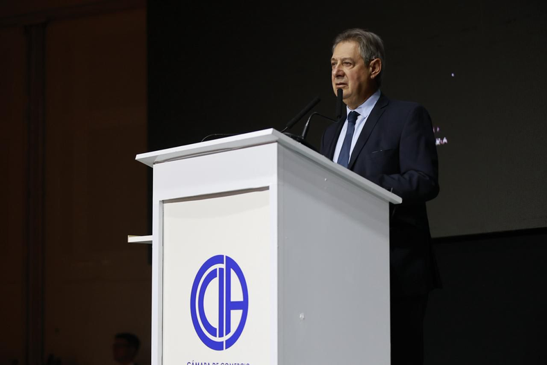 Omar Félix, intendente de San Rafael, durante su discurso en el Almuerzo de las Fuerzas Vivas.