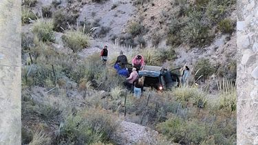 Una mujer volcó con su camioneta en San Rafael y está grave.