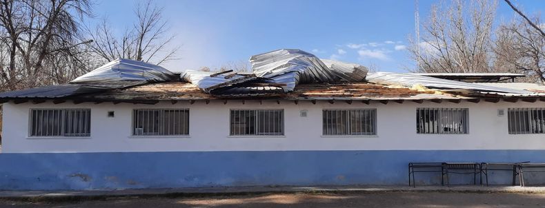 Viento Zonda en el Valle de Uco. Techo de la Escuela Ejército Argentino de Tunuyán&nbsp;