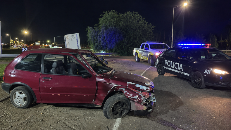 El auto que causó el accidente vial sufrió importantes daños. 