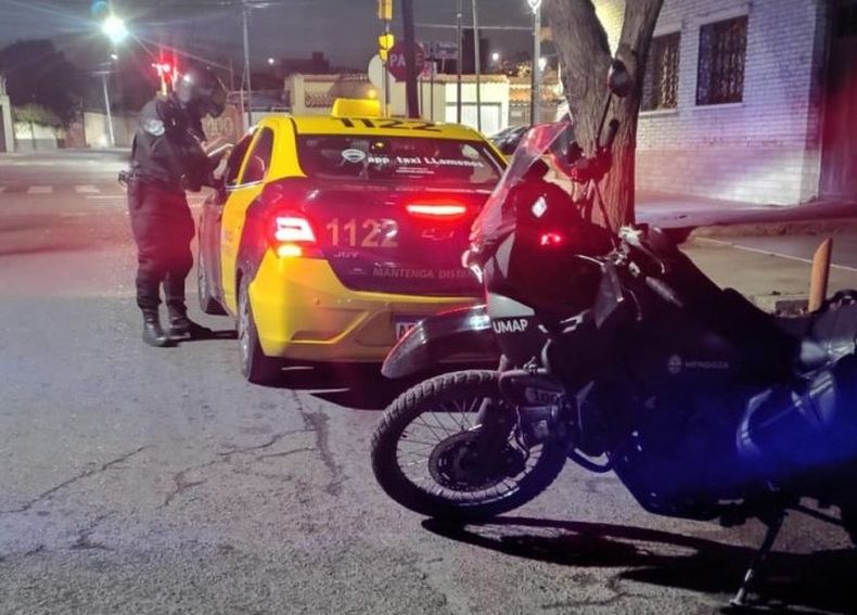 Más de 100 taxis fueron controlados por la Policía de Mendoza.&nbsp;