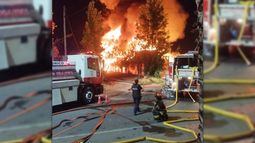 Se desató un impactante incendio en una empresa de camiones
