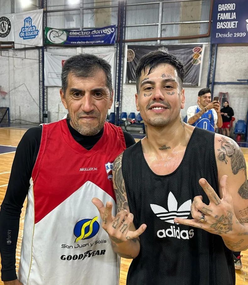 El Duki en Mendoza: antes de su show se tomó el tiempo para jugar un picadito en San José
