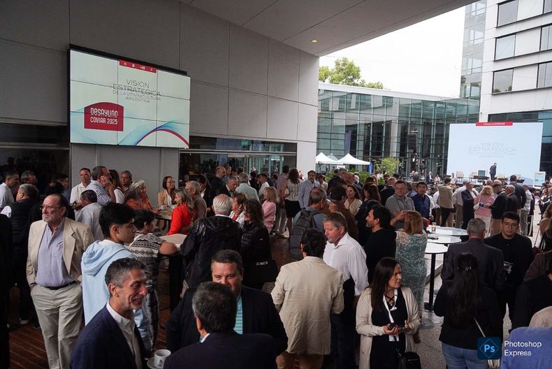 Ya se vive el desayuno de la Coviar 2025: funcionarios y empresarios a la espera de los discursos.