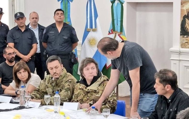 El presidente Javier Milei se dirigió hacia la ciudad de Bahía Blanca tras las inundaciones en ese lugar. Allí se reunió con sus ministros Luis Petri y Patricia Bullrich.