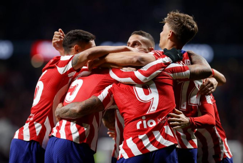 El Club Atlético de Madrid se puso a tiro de la punta.