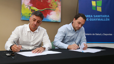 Firma del acuerdo entre Marcos Calvente y Rodolfo Montero.
