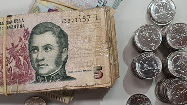 El billete de $5 vale menos que una moneda de 10 centavos en los noventa