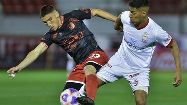 Huracán no pudo sumar de a tres pero sigue peleando arriba.