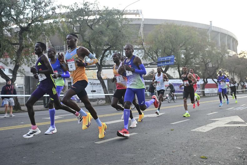 El keniata Bethwel Kibet Chumba se consagró este domingo como ganador de la Maratón Internacional de Buenos Aires, luego de completar los 42 kilómetros en 2 horas, 8 minutos y 23 segundos. FOTO NA