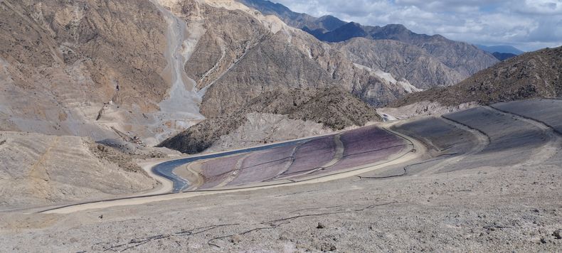 La pila de lixiviación sobre la que se trabaja para recuperar el oro remanente.