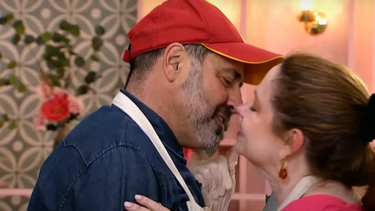 Bake Off Famosos: el apasionado beso entre&nbsp; Andrea del Boca y Mariano Iudica.