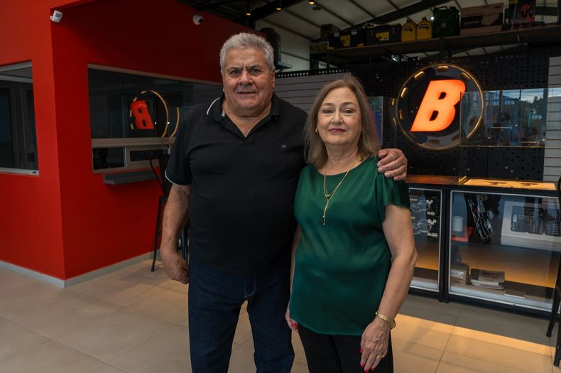 Carlos Morsucci y esposa, durante la inauguraci&oacute;n del nuevo local de Bulrep.