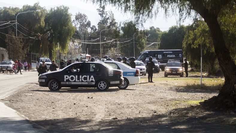 Motochorros asaltaron a una mujer mientras caminaba por Ciudad