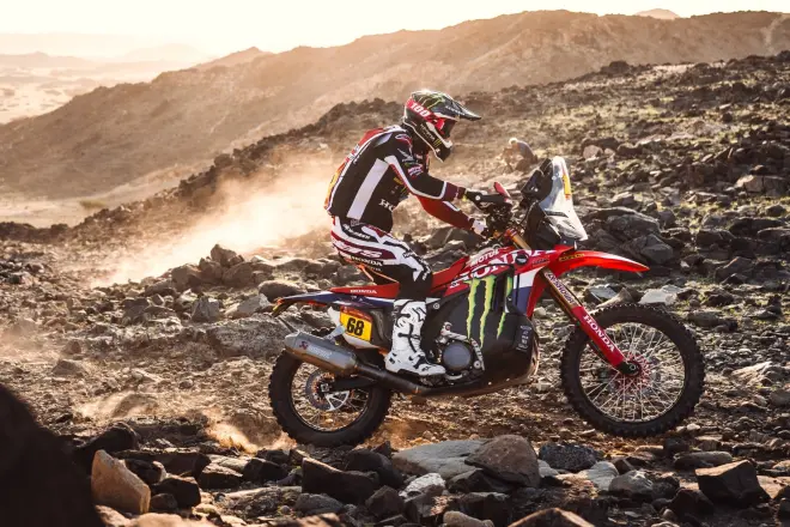 Tosha Schareina volvió a ganar en la etapa maratón del Rally Dakar 2026, en una jornada extrema sin asistencia para los pilotos.