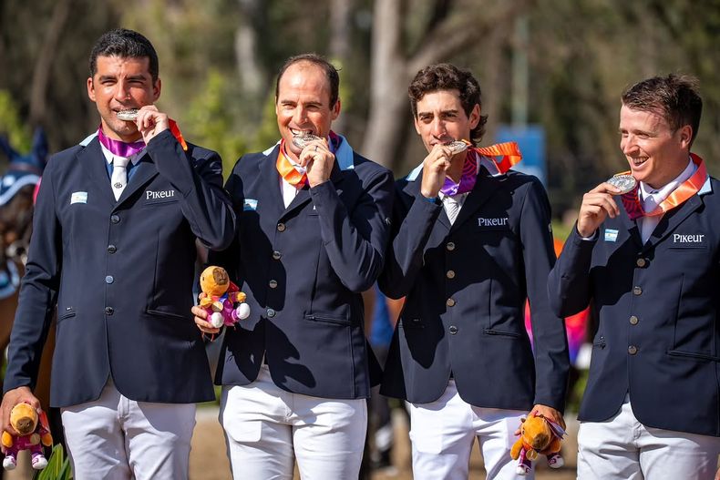 El equipo argentino de salto ecuestre, con el mendocino Lucas Mesa, ganó la medalla de plata en Santa Fe 2026.