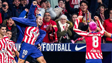 Ángel Correa festeja su gol desde el banco de suplentes.