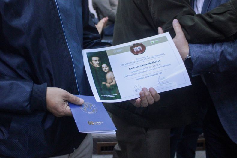 Como parte del reconocimiento, cada uno de los 23 Padres Destacados 2026 recibió además un vino, el Pasaporte Sanmartiniano y un presente de Plan Bee.