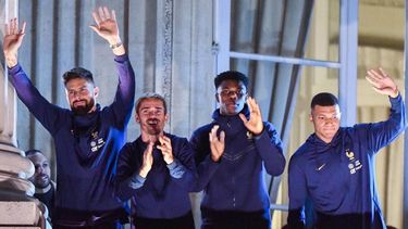 a francia tambien la recibio una multitud tras la final del mundial de qatar 2022